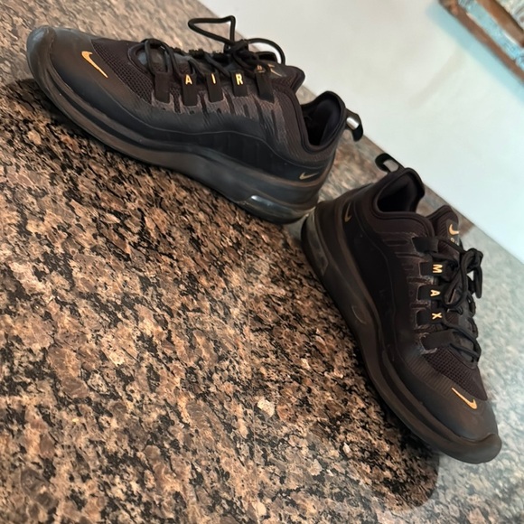 Nike air max Axis Black and Gold Sneakers EUC 7 - Picture 4 of 13